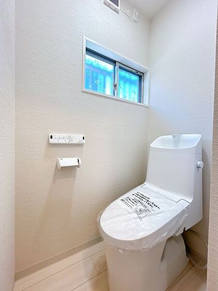 【リフォーム済】トイレは新品に交換いたしました。温水洗浄便座付きの節水型トイレを採用し、毎日快適にお使いいただけます。壁と床もすべて新しく仕上げ明るく清潔感のある空間として生まれ変わりました。
