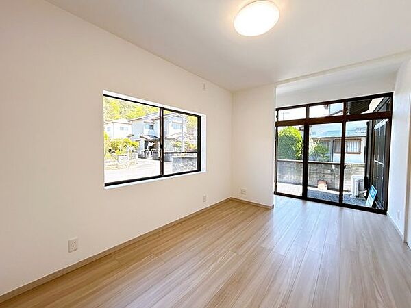 【リフォーム済】1階玄関入って左手にある南側6帖和室は広縁も含めて約7.5帖の洋室へ変更。2面採光で風通しも良いです。天井壁クロス張替、床フローリング張り、照明も新しく交換いたしました。