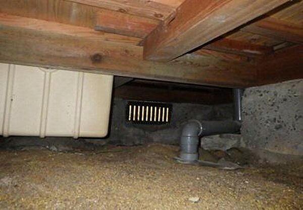 【床下写真】中古住宅の3大リスクである、雨漏り、主要構造部分の欠陥や腐食、給排水管の漏水や故障を2年間保証します。その前提で床下まで確認の上でリフォームし、シロアリの被害調査と防除工事もおこないまし…