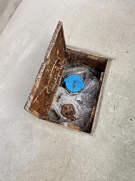 水道メータボックスの様子です。中古住宅の場合、上水道が隣地の下を通っている場合もありますが、当社では売主の務めとしてそのような「越境トラブル」を解消してから販売することを社内規定で定めています。