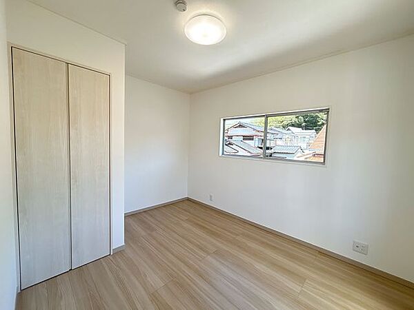 【リフォーム済】2階4.5帖洋室。2面採光で風通しも良いです。天井壁クロス張替、床フローリング張り、照明も新しく交換いたしました。