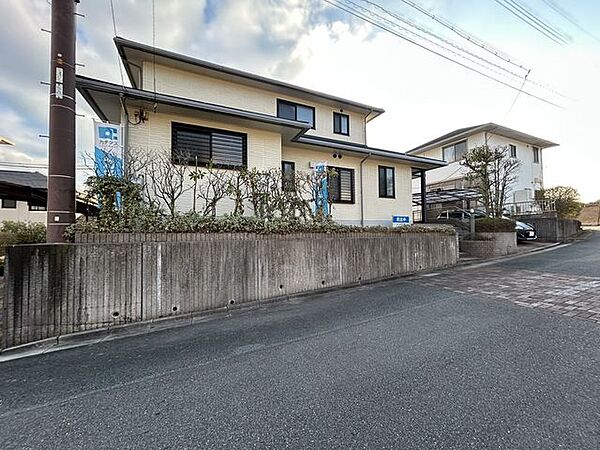 【リフォーム中】前面道路も広く、静かな団地内に立地しています。