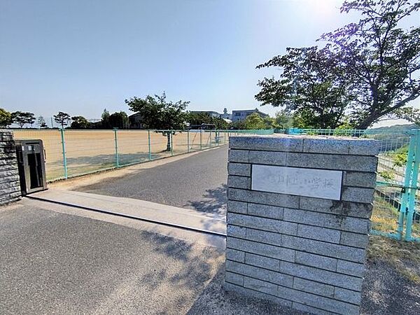 川上小学校まで約2.4kmで徒歩約30分で到着できます。友達との登下校で思い出がたくさんできますね。 1800m