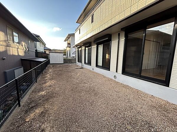【リフォーム中】家裏の庭木は地面に合わせてカットします。
