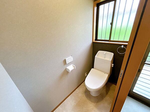 【リフォーム済み】トイレは新品に交換しました。床クッションフロア張り、天井壁クロス張り、照明交換等を行いました。