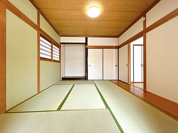 【リフォーム済み】1階西側和室6帖です。畳は表替えを行い、きれいに仕上がっています。