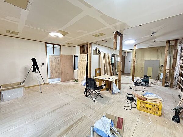 【同仕様写真】各居室の照明器具は新品交換。照明器具は設置した状態でお引渡しをいたしますのでお客様が別途ご購入いただく必要はございません。