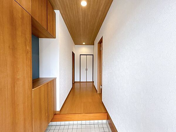 【リフォーム済み】玄関入ってすぐの廊下の写真です。ダウンライトを設置しており、おしゃれさもありながら明るい空間になっています。