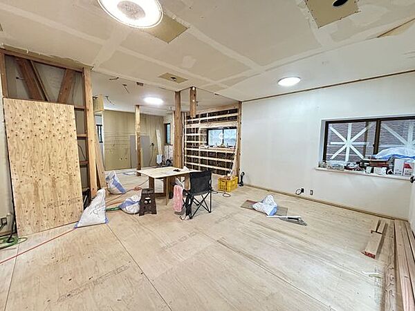 【同仕様写真】新しく設置するドアホンはカラーモニター付き。モニターで玄関にいらしたお客様を確認してから応対できます。留守中の来客も記録できるので防犯面でも安心ですね。