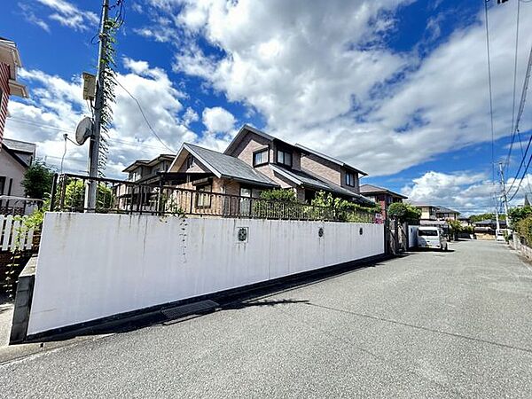 【リフォーム済】外観。前面道路は約5ｍありますので、駐車やすれ違いがしやすいですね。南庭で陽当たり良好なので、洗濯物も布団も一気に干せます。