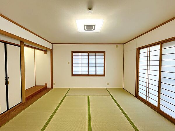 【リフォーム済】1階8畳和室。広々とした8畳の東側和室は、採光・風通しともに良好。大きな掃き出し窓と障子からやわらかな光が差し込み、一日を気持ちよくスタートできる空間です。