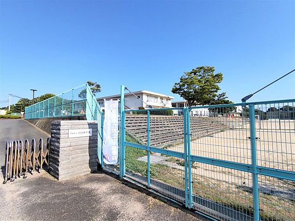 【中学校】川上中学校まで約1300ｍ（徒歩17分）。お友達と会話を楽しみながらの通学も良い思い出の1つですね。