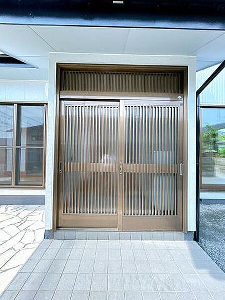 【リフォーム済】玄関は鍵交換を行い、クリーニングいたしました。