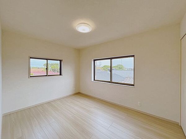 【リフォーム済】2階南側6帖洋室です。2面採光でお部屋が明るい印象になりますね。