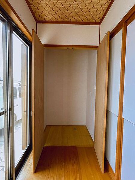 【リフォーム済】縁側の突き当りに収納スペースがございます。