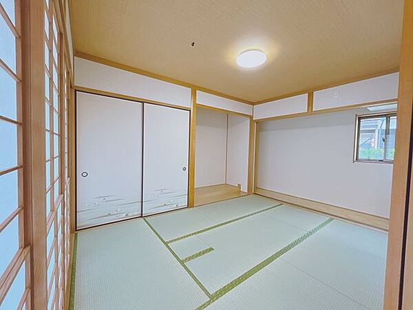 【リフォーム済】1階和室南側からの撮影写真です。畳は張替えを行いました。