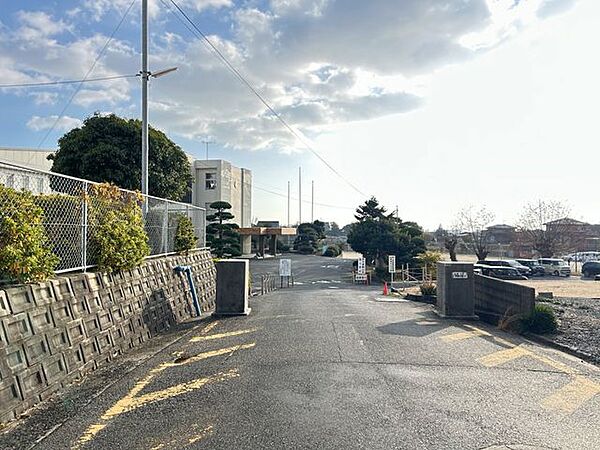 上宇部小学校まで約1.6km（徒歩約20分）お友達と会話を楽しみながら登下校ができますね。 1600m