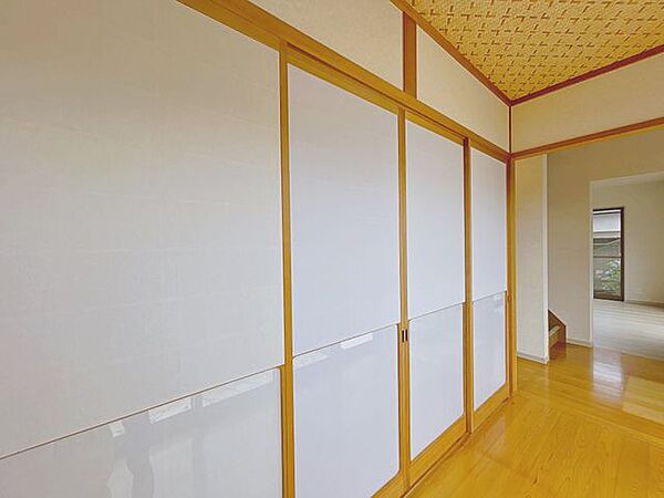【リフォーム済】和室とお庭をつなぐ縁側がございます。