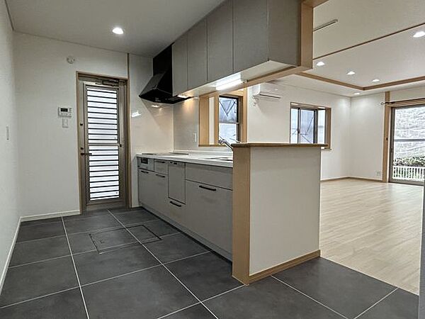 【リフォーム済】キッチンはハウステックのシステムキッチンに交換し、床はアクセントにフロアタイル重張りいたしました。IHコンロで安心して料理いただけます。食洗器付きで毎日の家事も楽ちんですね。