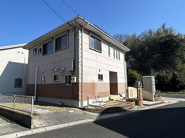 【外装リフォーム中】庭木伐採いたしました。手前側にも駐車可能です。これから外壁塗装いたします。