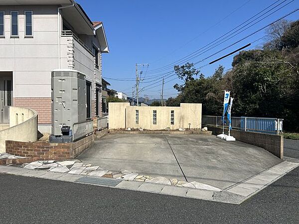 【外装リフォーム中】平成18年築のメーカー施工。駐車場は普通車並列2台と軽自動車1台駐車可能です。