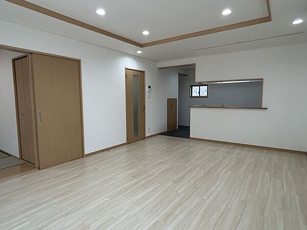 【リフォーム済】対面式キッチンで、料理中もご家族の様子が確認できて安心ですね。LDKの照明はダウンライトを新設いたしました。