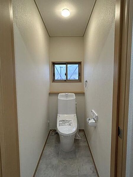 【リフォーム済】1階トイレは温水洗浄機能付きトイレに交換いたしました。直接肌に触れるところなので設備が新しいと気持ちいいですね。床クッションフロア張替、壁天井クロス張替も行いました。