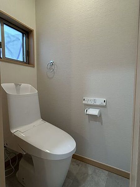【リフォーム済】2階トイレは温水洗浄機能付きトイレに交換いたしました。直接肌に触れるところなので設備が新しいと気持ちいいですね。床クッションフロア張替、壁天井クロス張替も行いました。