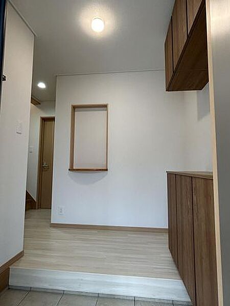 【リフォーム済】廊下の床はフロアタイル重張りし、天井壁クロス張替えいたしました。
