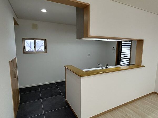 【リフォーム済】キッチン床はアクセントにフロアタイルを重張りいたしました。見た目はもちろん、掃除もしやすく使い勝手が良いつくりになっております。