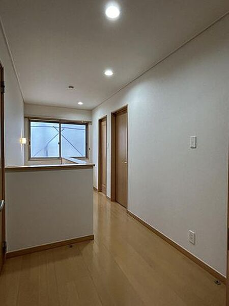 【リフォーム済】2階廊下はダウンライト交換し、天井壁クロス張替えいたしました。