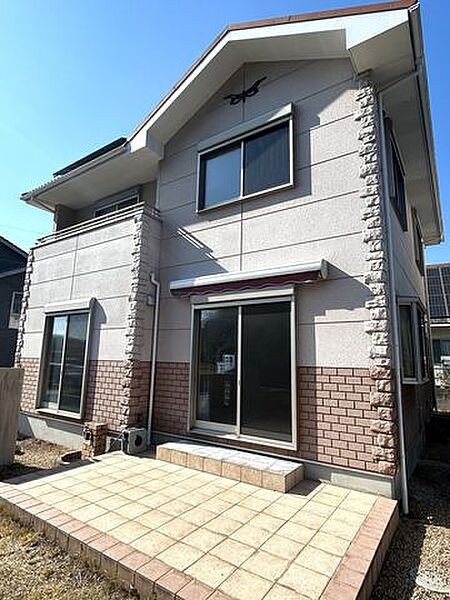 【リフォーム中】リビングの掃き出し窓から出入り可能なテラスは、一部タイル張替えいたします。