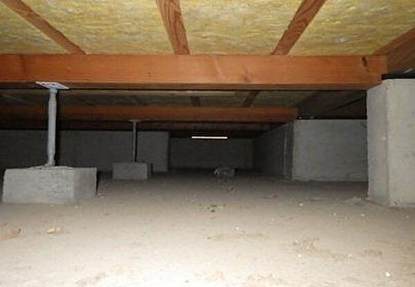 【床下写真】中古住宅の3大リスクである、雨漏り、主要構造部分の欠陥や腐食、給排水管の漏水や故障を2年間保証します。その前提で床下まで確認の上でリフォームし、シロアリの被害調査と防除工事もおこないます。