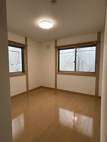 【リフォーム済】2階北西側5帖の洋室。半間の収納スペースがございます。天井壁クロス張替えいたしました。