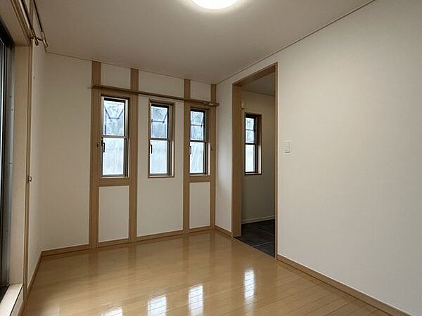 【リフォーム済】2階南西側5帖の洋室。WICとバルコニーがございます。天井壁クロス張替えいたしました。