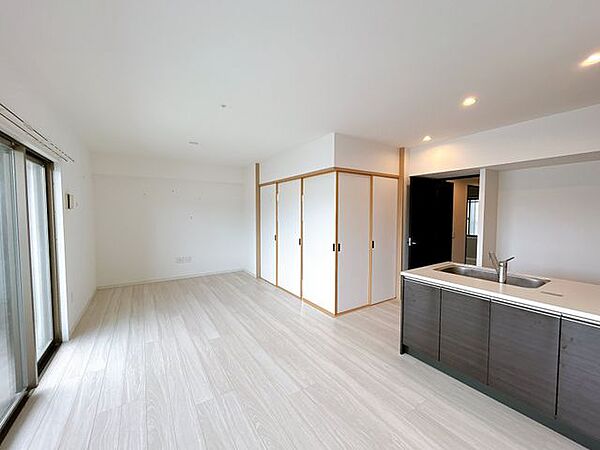 【現況販売中】リビング別角度です。和室の扉を閉めると一つのお部屋ができます。