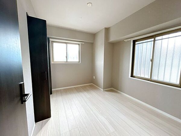 【現況販売中】東側洋室6帖になれます。陽の光が差し込み、明るいお部屋です。