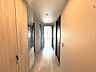 その他：【現況販売中】 廊下になります。リビングからの陽の光で明るい印象になっております。