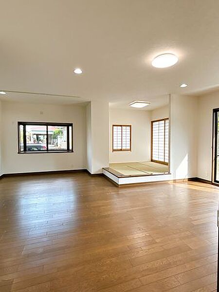 【リフォーム済】約18帖のLDKは、フローリングワックスがけ、クロス張替えいたしました。