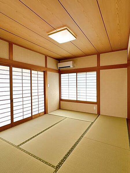 【リフォーム済】玄関入ってすぐの和室の写真です。