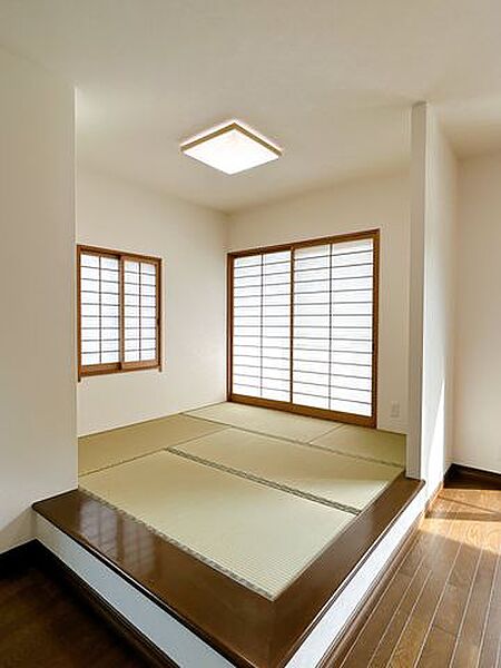 【リフォーム済】1階リビングに小上がりの和室がございます。