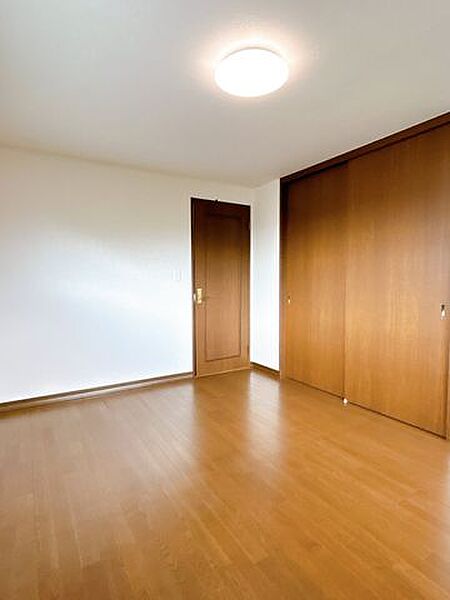 【リフォーム済】別角度から撮影した2階南西側洋室6帖です。