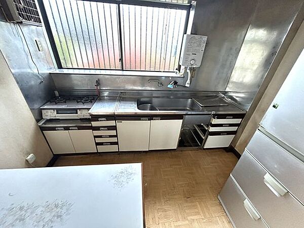 【現況販売】キッチンになります。大きなシンクが特徴的なキッチンとなっています。