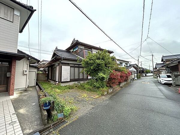 【現況販売】外観写真です。駐車は現状1台となっています。