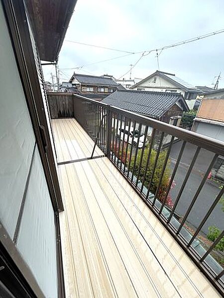 【現況販売】ベランダになります。広いベランダは洗濯物が乾かしやすそうですね。