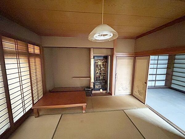 【現況販売】一階和室8帖和室別角度になります。和の空間を感じることができます。
