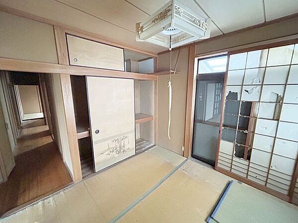 【現況販売】一階和室4.5帖になります。現況のため障子の張替えが必要になってきます。