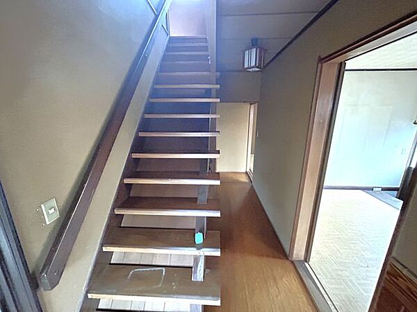 【現況販売】階段の写真です。二階から陽の光が差し込み、明るい印象になります。