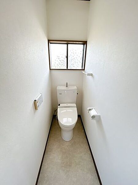 【リフォーム企画中】2階トイレです。窓があり、換気に便利です。こちらのトイレも新品に交換します。