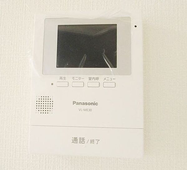 【同仕様写真】防犯面でも活躍するお顔の見えるドアホンを設置いたします。
